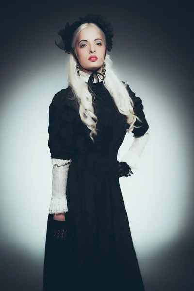Frau mit weißem Haar im schwarzen Kleid — Stockfoto