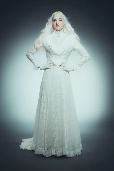 Kvinna med vita hår i vit klänning — Stockfoto