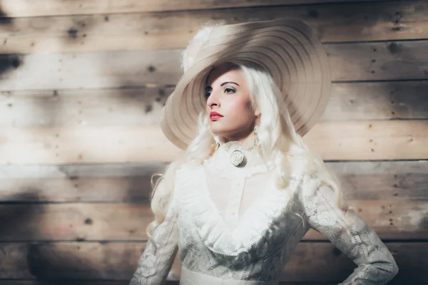 Kobieta w białej sukni i kapelusz vintage — Zdjęcie stockowe