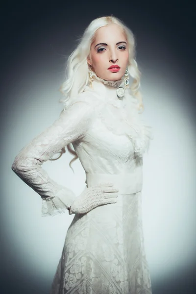 Γυναίκα με άσπρα μαλλιά, σε λευκό φόρεμα — Φωτογραφία Αρχείου
