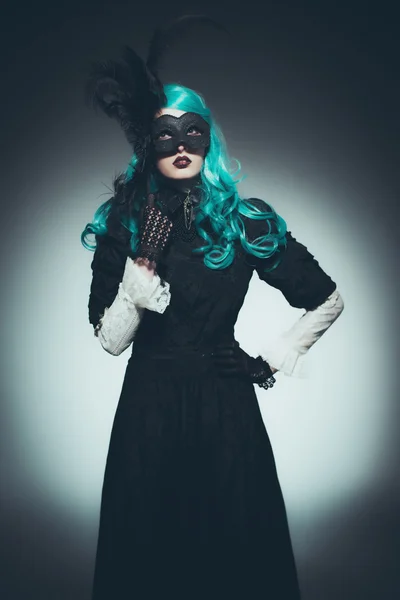 Žena v vinobraní šaty s dramatickou maskou — Stock fotografie