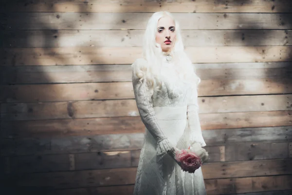 白いドレスに花を持つ女性 — ストック写真