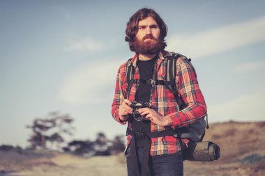 backpacker vahşi bir kamera ile