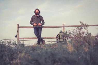 backpacker ayakta bekleyen gün batımı için