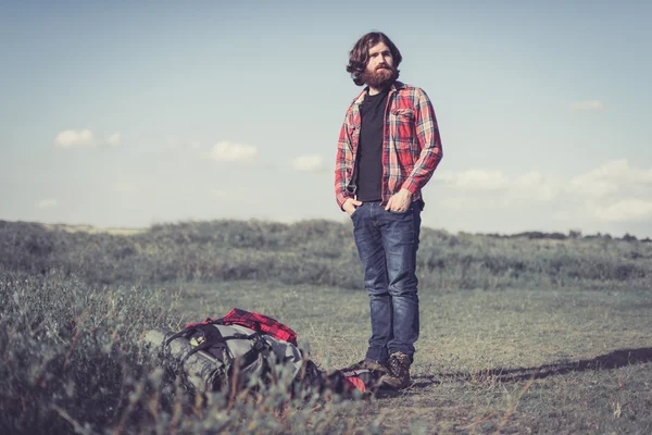 Backpacker hiking in the countryside — Stock Photo, Image