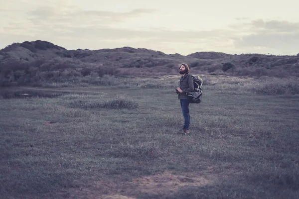 Самотній рюкзак у віддаленій пустелі — стокове фото