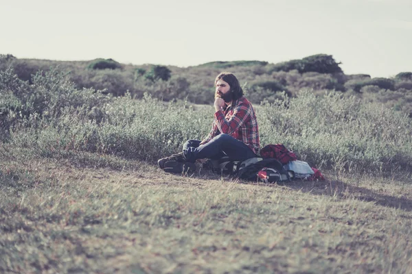 Backpacker taking a rest in the wilderness — Stock Photo, Image