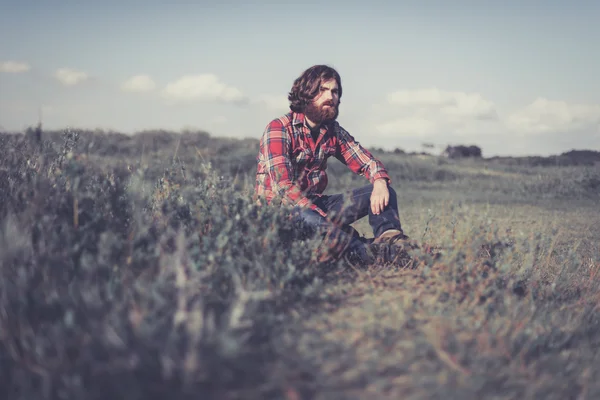 Backpacker taking a rest in the wilderness — Stock Photo, Image