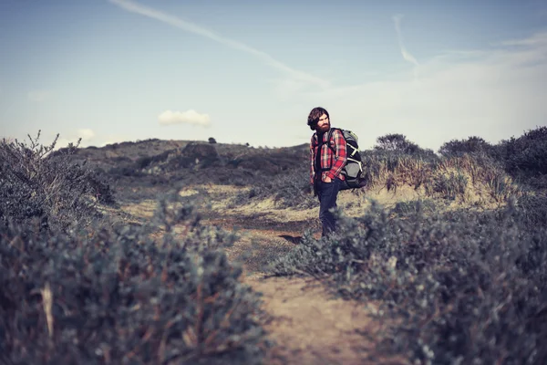 Bonito homem mochila no deserto — Fotografia de Stock