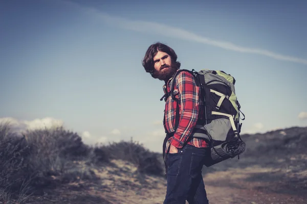 Handsome man backpacking in the wilderness — Stock Photo, Image