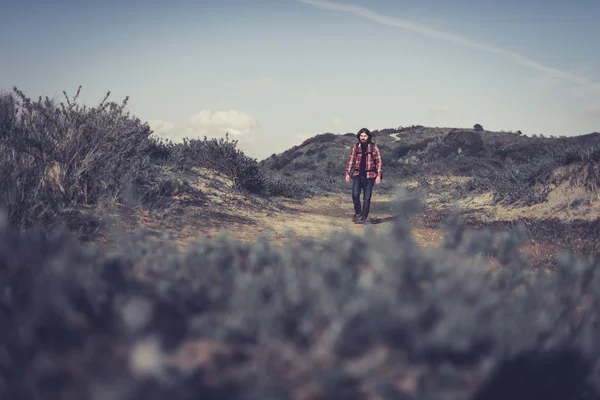 Ung man vandra ensam i vildmarken — Stockfoto