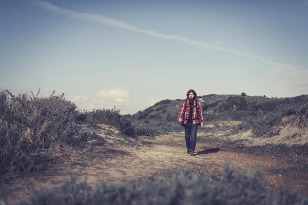 Young man hiking alone in the wilderness — Stock Photo, Image