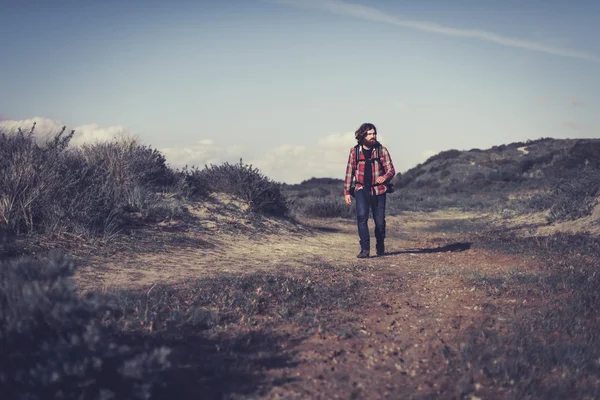 Young man hiking alone in the wilderness — Stock Photo, Image