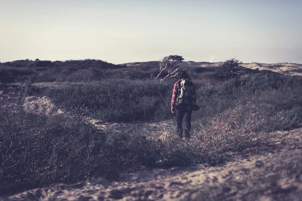 Man walking through sandy dunes — Stock Photo, Image