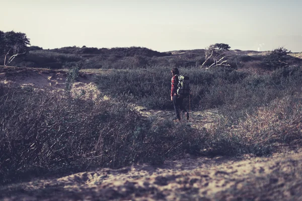 Man walking through sandy dunes — Stock Photo, Image
