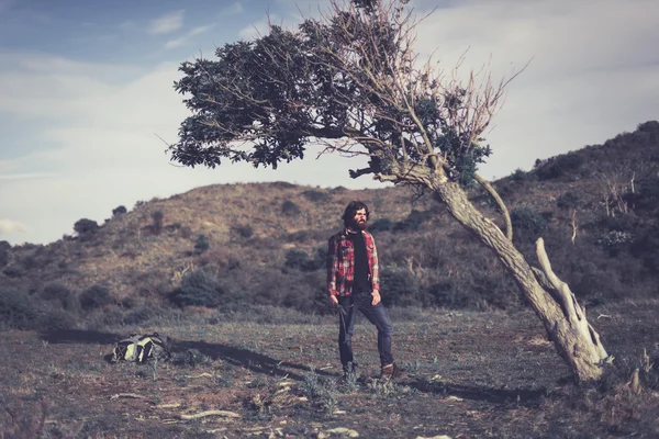 Backpacker holding firewood — Stock Photo, Image