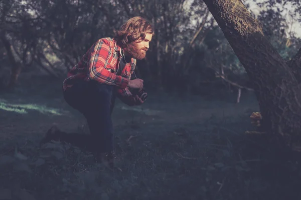 Mann fotografiert im Freien — Stockfoto