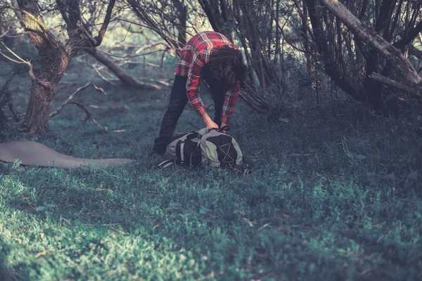 Backpacker unpacking his rucksack — Stock Fotó