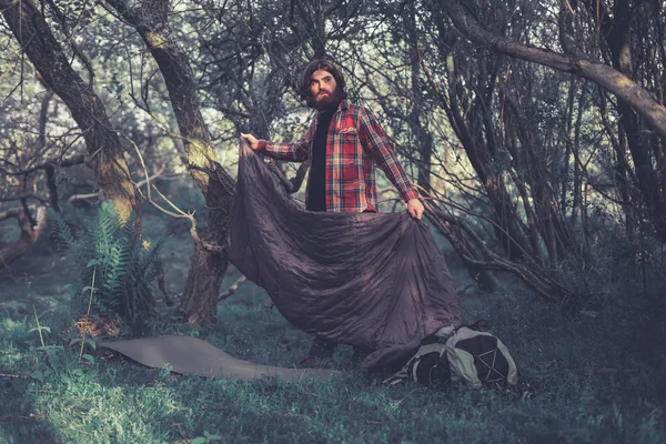 Backpacker unpacking his sleeping gear — Stock fotografie