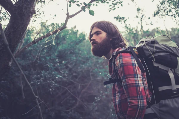 Backpacker enjoying the solitude of nature — Stock Photo, Image