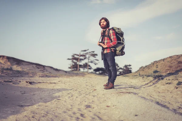 Photographer standing on a sandy trail — Stok fotoğraf
