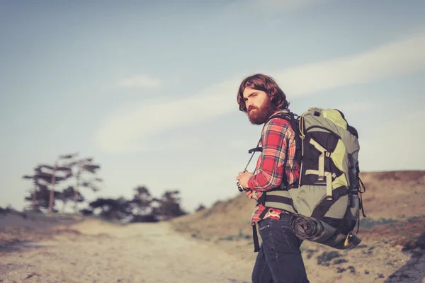 Bonito homem mochila no deserto — Fotografia de Stock