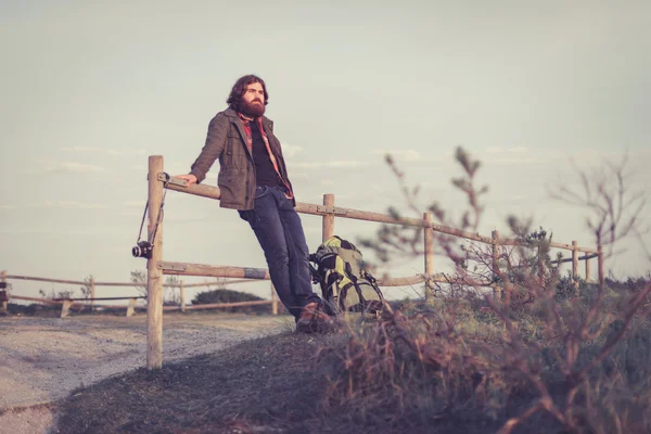 Backpacker relaxing admiring the view — 图库照片