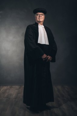 Yargıç geleneksel kostüm portresi