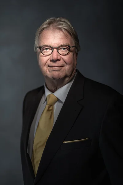 Senior affärsman på mörk bakgrund — Stockfoto