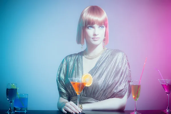 Mulher Glamorosa com Martini no Bar — Fotografia de Stock