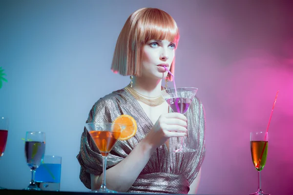 Glamorous Woman at Bar Sipping — Stockfoto