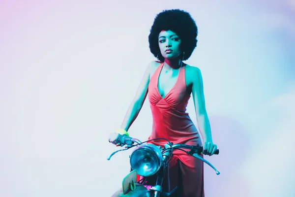 Pretty Young Woman Posing on her Motorcycle — ストック写真
