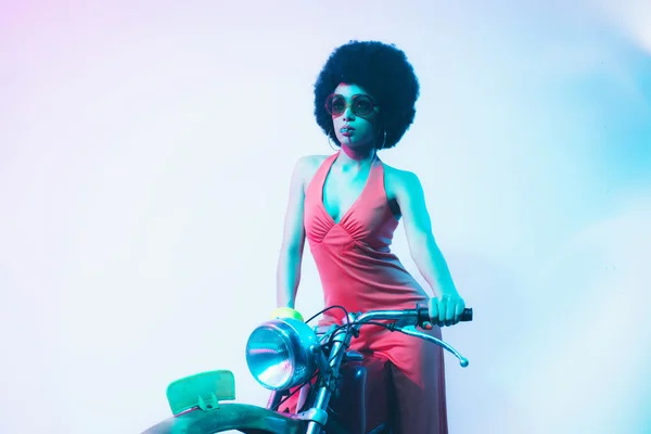 Rauchende elegante Frau posiert auf ihrem Motorrad — Stockfoto