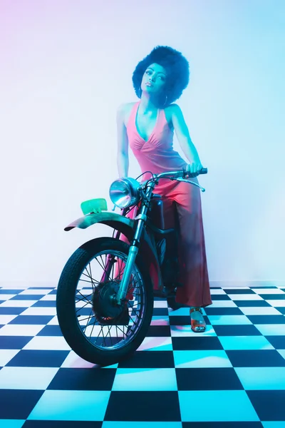 Молодая женщина в сексуальной позе на мотоцикле — стоковое фото