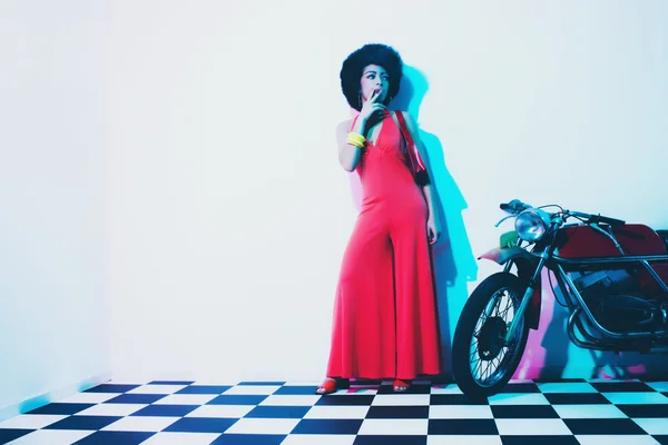 Elegant Woman Holding Celette рядом с мотоциклом — стоковое фото