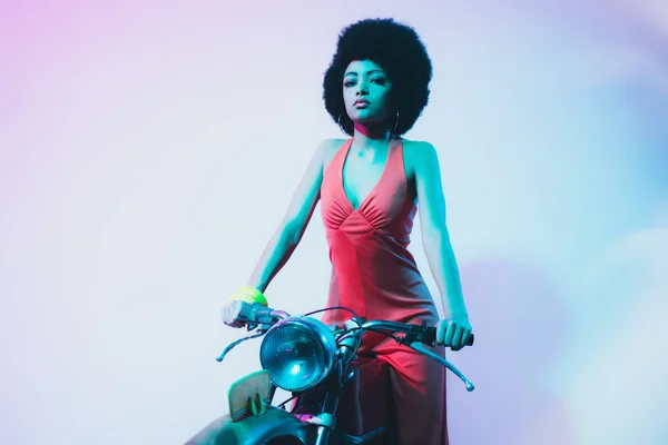 Hübsche junge Frau posiert auf ihrem Motorrad — Stockfoto