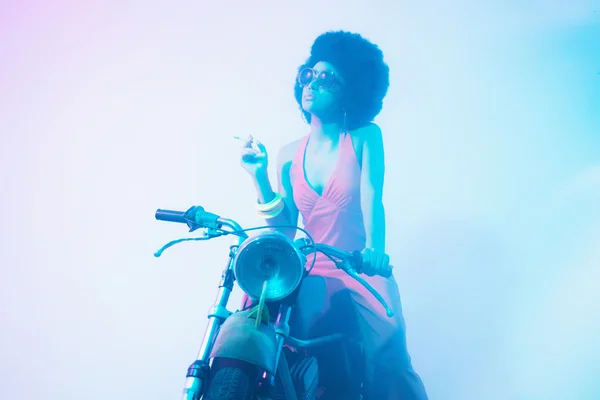 Smoking élégant femme posant sur sa moto — 스톡 사진