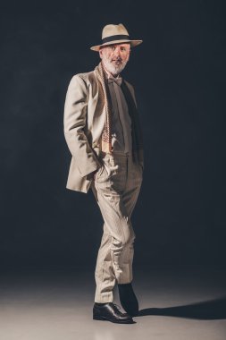 Geçti ayakları ile duran adam