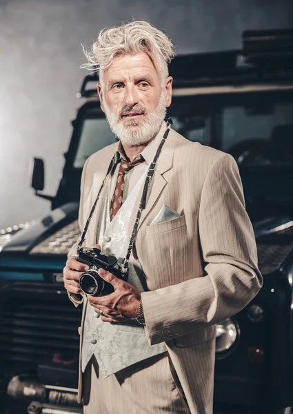 Elegant Man with Camera Against his Vehicle — Φωτογραφία Αρχείου