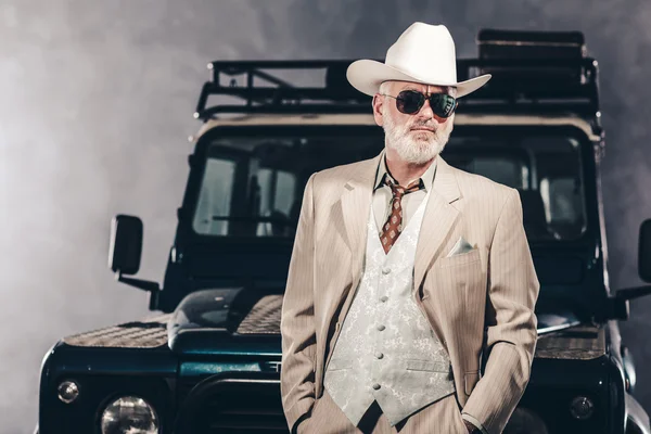 Man in Formal Fashion Against his Vehicle — Stockfoto