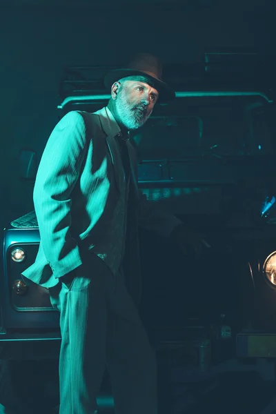 Man Leaning Against his 4x4 Vehicle — Stock fotografie