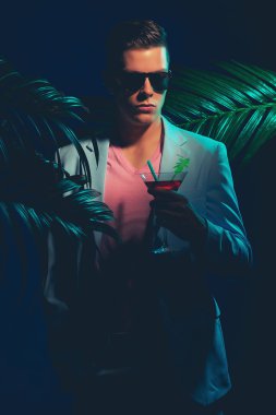 Adam içki ile resmi elbiseli