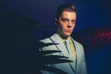 Formal giyim yakışıklı adam