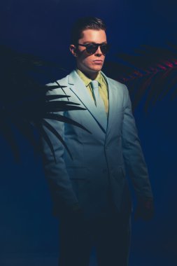 Adam manken gibi duran tonları ile