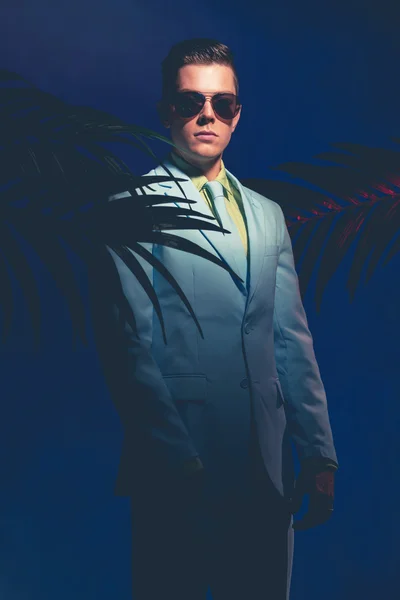 Man with Shades Standing Like Mannequin — Stock Photo, Image