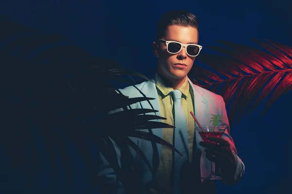 Ung Man håller Cocktail Drink — Stockfoto