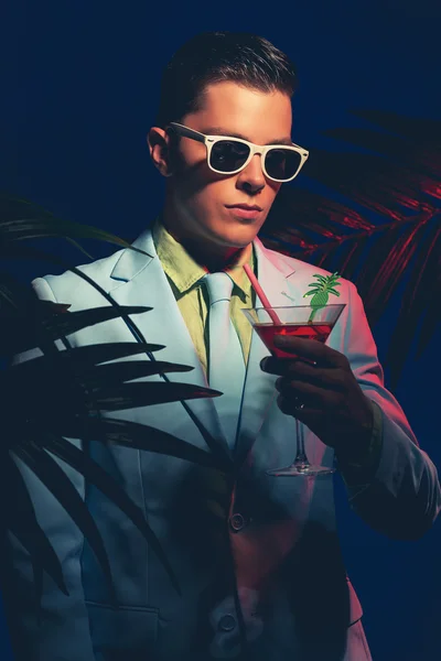 Ung Man håller Cocktail Drink — Stockfoto