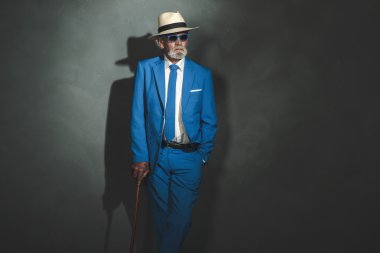 Baston yaslanmış ile zarif komuta sizde