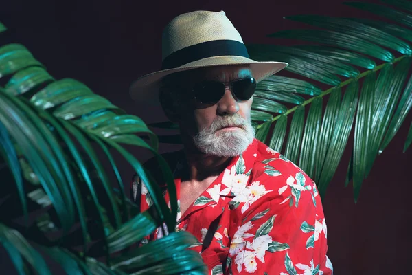 Senior Man in Hawaiian Outfit — Stockfoto