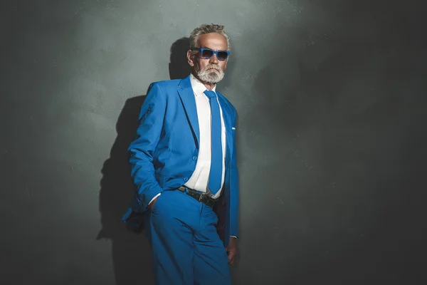 Geschäftsmann mit Sonnenbrille lehnt an Wand — Stockfoto